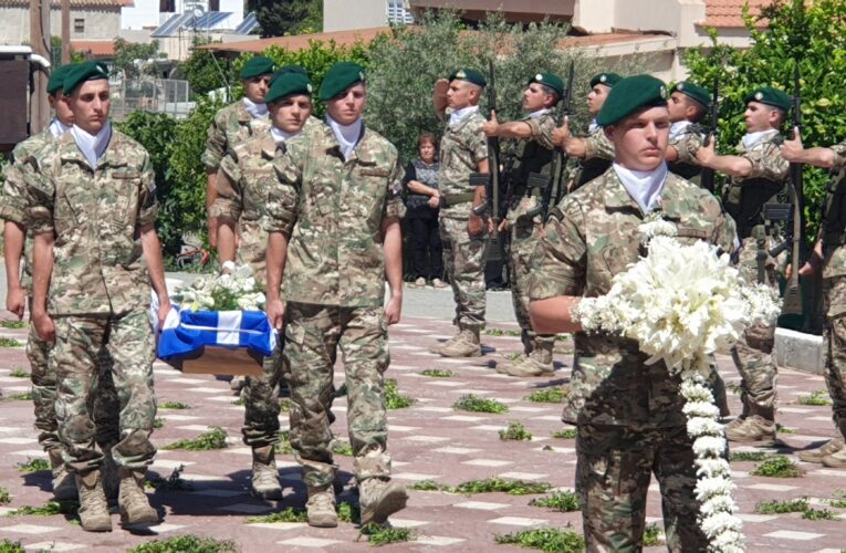 Κηδεία ήρωα Δημήτρη Πύρκα